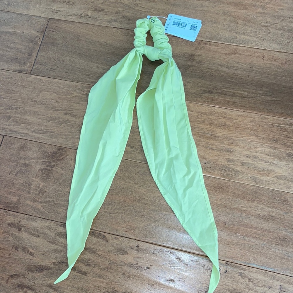 Lululemon scrunchie *flow